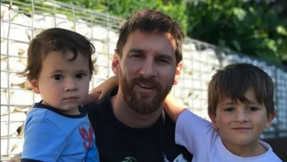 ¿Le salieron rockeros? Mirá a los hijos de Messi copados con AC/DC
