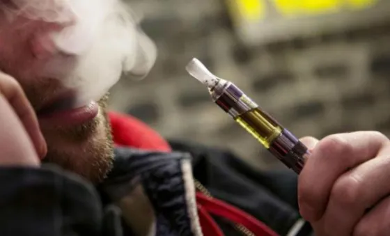 Terrible: El cigarrillo electrónico le explotó en la cara. Fotos