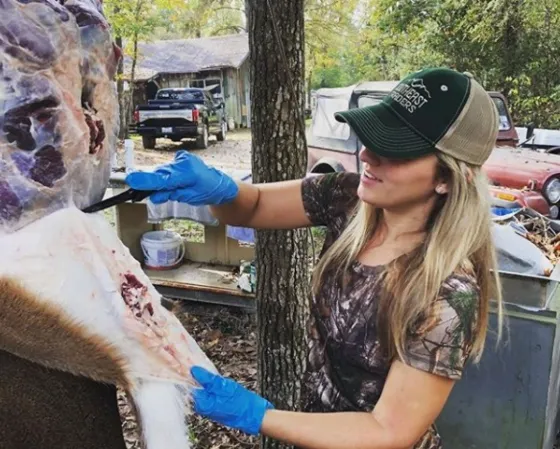 Una mujer publica fotos de los animales que mata y es fuertemente criticada