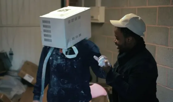 Metió su cabeza a un microondas para conseguir likes y casi muere