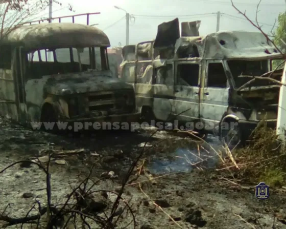 Dos autos se incendiaron por una quema de pastizales