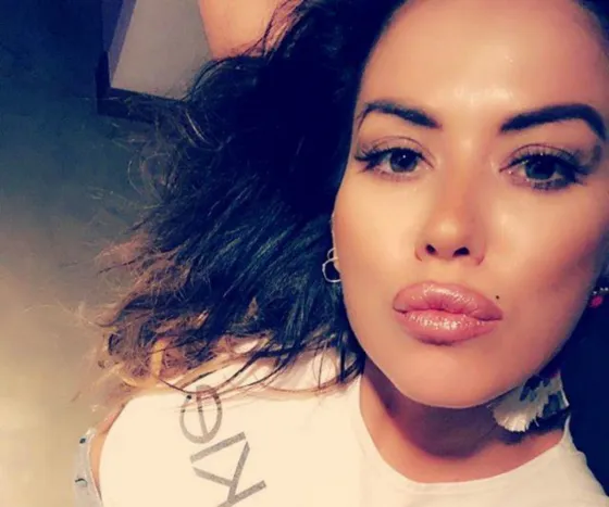 Jelinek a los lengüetazos con un hombre. Video