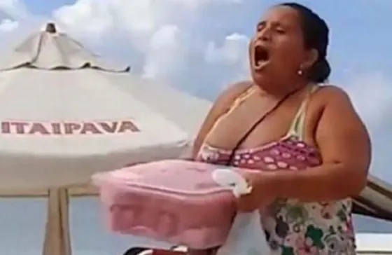 Desopilante: Grita para vender pasteles en la playa y duplicó sus ventas
