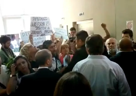 Tensión: Se registraron insultos y trompadas en debate por la reforma previsional. Video