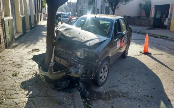 Remisero se estampó contra un árbol