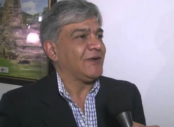 Tirá para arriba, que Raúl Medina la rompe cantando Miguel Mateos