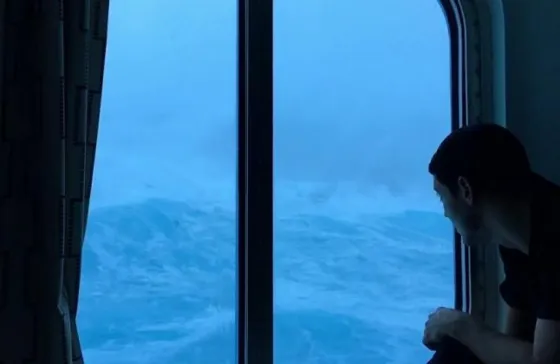 Terror a bordo : El espeluznante video viral de la "tormenta perfecta" . Mirá