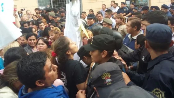 En plena visita presidencial a Salta la esposa del vicegobernador tuiteó un video contra Macri