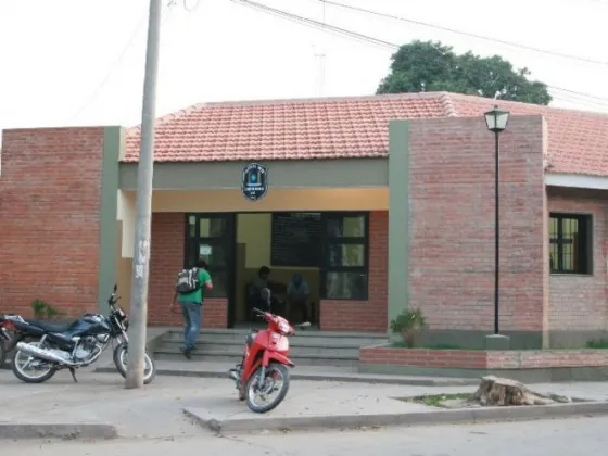 Apedrean y le roban el escudo a una comisaría