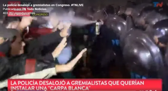 Imagen del momento de la represión policial a docentes