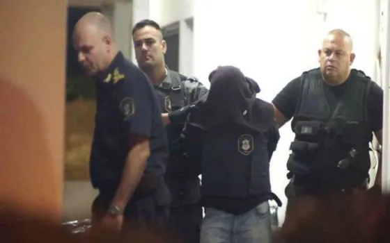 Sebastián Wagner, cuando es trasladado de la comisaria de Moreno