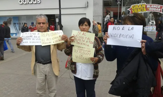 Docentes salteños repudian los sucedido en Bs. As. Foto: Víctor Aravena de Fm Capital