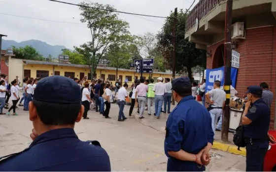 Continúa el paro y acampe en la Municipalidad de Salvador Mazza