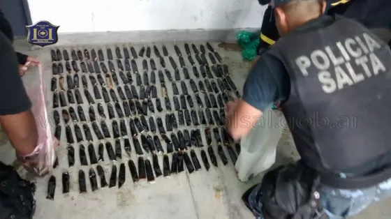 Fernet en bolsa, la costumbre de Salta para llevar alcohol a las canchas ahora viene en distintas medidas