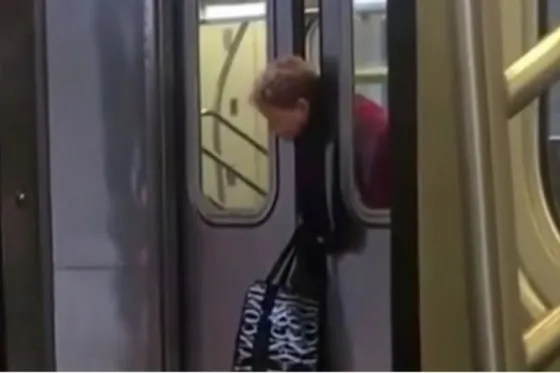 Se queda atorada en el metro y nadie la ayuda. Video