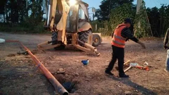 Dos obreros graves tras recibir una descarga eléctrica. Mirá el video