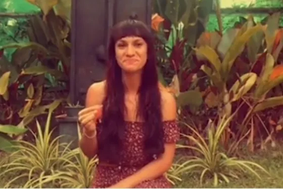 Ella bebe su sangre menstrual para obtener más nutrientes. Video