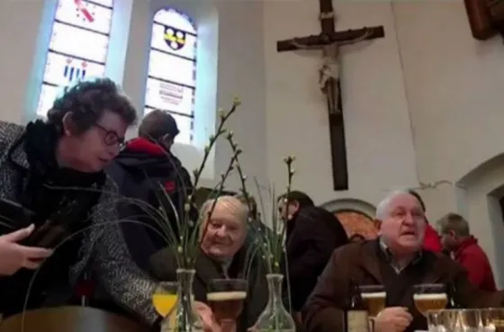 Convierten la iglesia en bar luego de cada misa dominical
