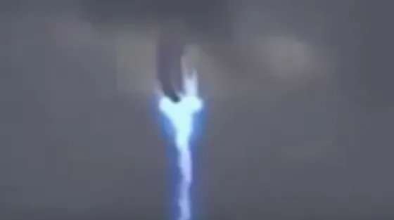 Filman a un OVNI llegando a la Tierra a través de un agujero de gusano