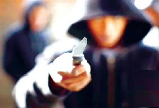 Está embarazada y le pusieron un cuchillo en el vientre para robarle