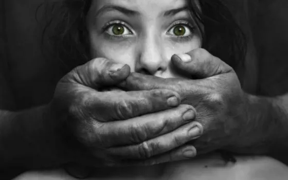 En retiro espiritual, una adolescente confió a un sacerdote que el padrastro peluquero la manoseaba