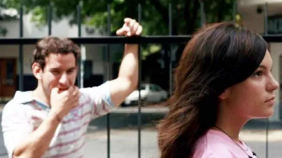 Desde una camioneta acosan adolescentes en las puertas de los colegios