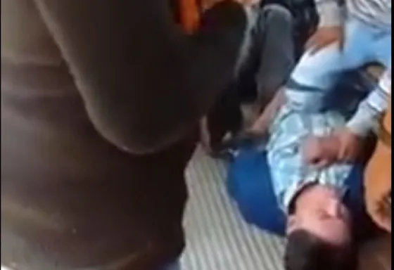 VIDEO: Un grupo de personas detuvo a un hombre que manoseó a una adolescente en el colectivo