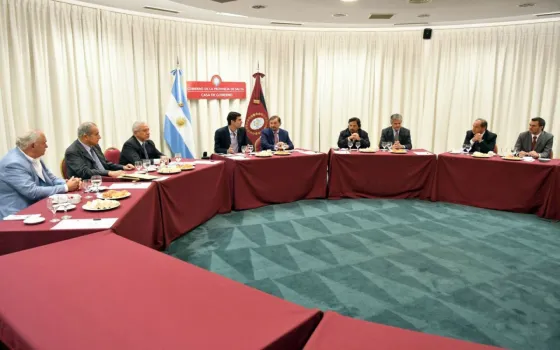 Imágen de la primera reunión del gobernador Juan Manuel Urtubey y referentes de la opocisión