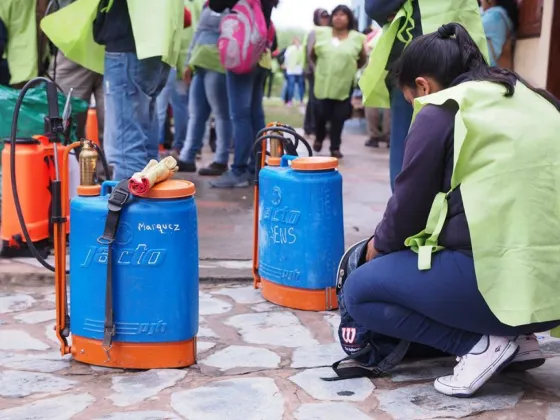 Fueron a fumigar contra el dengue, los apuñalaron y les apedrearon los móviles