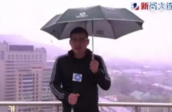 El impactante momento en que un periodista es alcanzado por un rayo en vivo