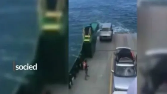 Olvidaron poner el freno de mano cuando subieron al ferry y su 4x4 cayó al mar
