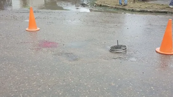 Le pegaron en la cabeza con una rueda de moto y está grave