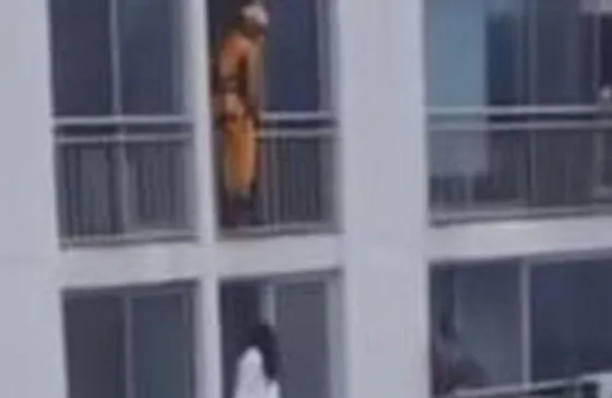 La disparatada maniobra de un bombero para evitar lo peor.