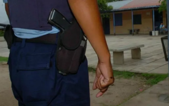 Denuncian a un policía por violación