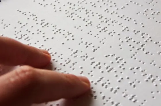 Presentaron un proyecto para incluir sistema braille en las paradas de colectivo