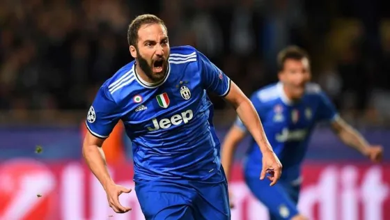 Con goles del “pipita” la Juventus puso un pie en la final de la Champions