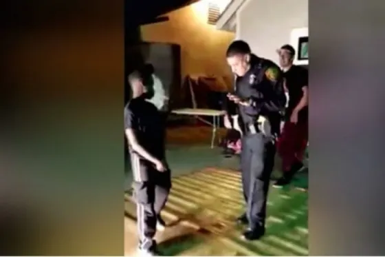 Llaman a policía para detener fiesta pero él se une a bailar. Video