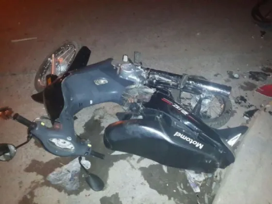 Un hombre lucha por su vida tras un choque entre motos