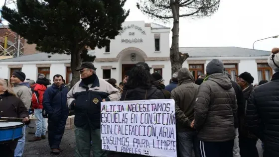 Alicia Kirchner en jaque: Manifestantes no dejan entrar ni salir a nadie de la Casa de Gobierno
