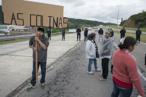 Vecinos de Barrio Las Colinas, cortando el acceso a Salta. Reclaman por el servicio de agua potable.