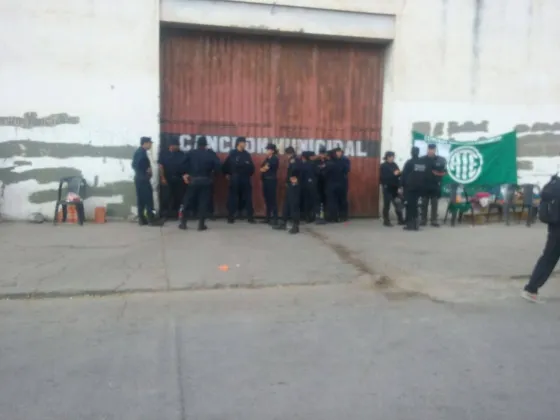 Acusaron a los empleados de Cerrillos de bloquear la entrada al municipio y los reprimieron. Video