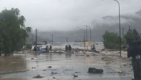 Distribuyen agua a los damnificados del alud de Jujuy