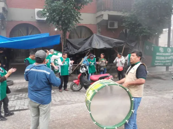 Trabajadores enfrentados se agredieron con gas pimienta. Una menor debió ser asistida.