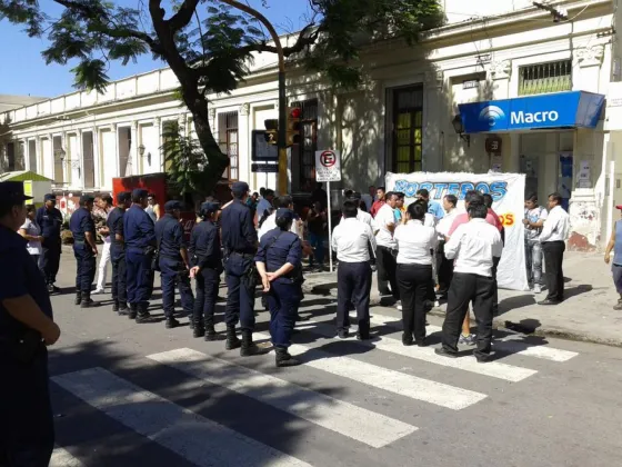Hospital del Milagro: Porteros piden el pago de sueldos adeudados
