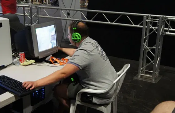 Echó a su marido por jugar todo el día al Counter y fumar marihuana