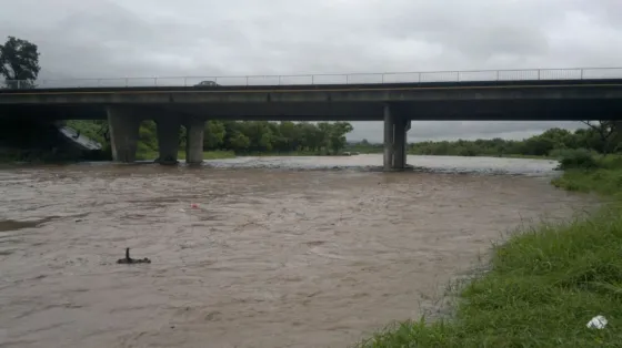 Rescataron a un niño que cayó al río Arenales