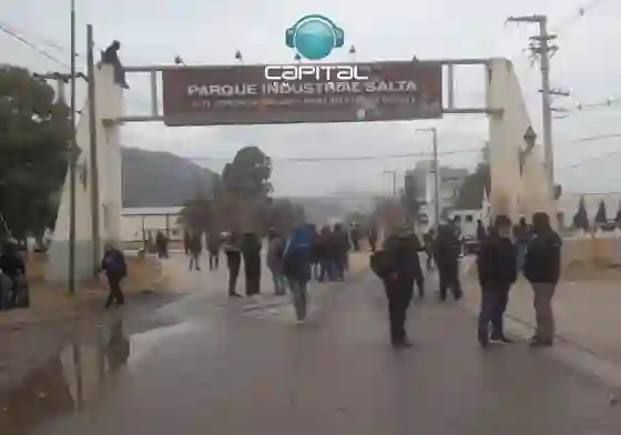 Protestas en el Parque Industrial: un hombre amenaza con tirarse desde el pórtico