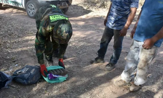 Detuvieron a motociclista con cinco paquetes de cocaína en su mochila