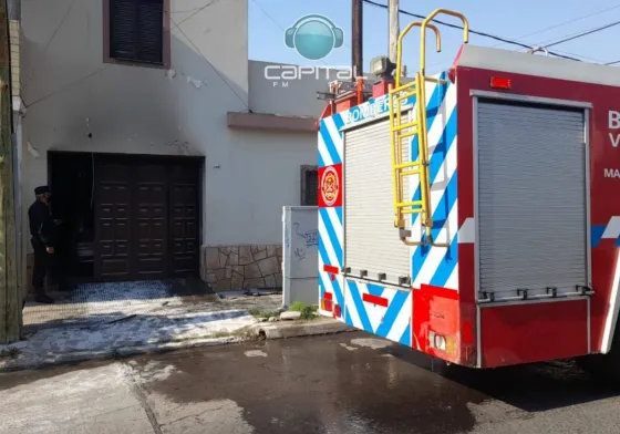 Pudo haber explotado: un auto se incendió en el garage de una casa
