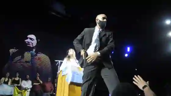 Tensión en el bunker de Milei: custodio amaga con sacar un arma desde el escenario